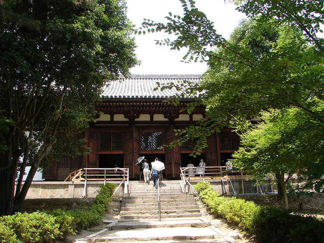 今回の参拝の一番の目的は、この上御堂。普段は非公開だそうですが、金堂内修理に伴い、金堂本尊の釈迦三尊像と薬師如来坐像が安置されていて、公開中。<br /><br />