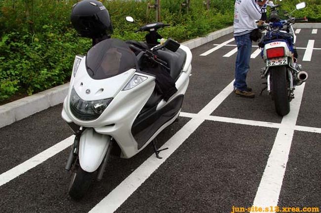 給料安いのに、ガソリン高いし。<br />バイクでしょ！
