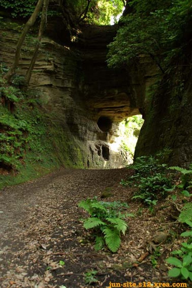 唐突ですが、切り通しです。