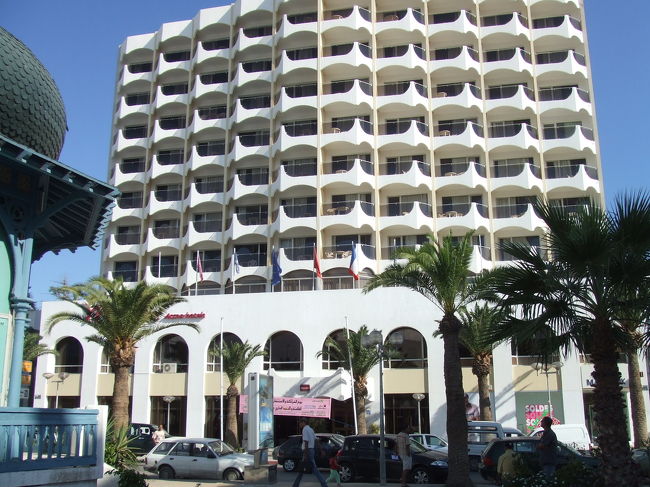 本日宿泊するMercure Sfaxというホテルです。<br /><br />かなり綺麗なホテルでした。<br />もちろん、お値段もそれなりにしましたが。