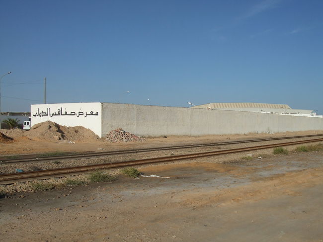 明日、サハラ砂漠近くの町ドゥーズへ行くため、<br />バスの時刻を調べにバスターミナルに向かいます。<br />ターミナルは町の外れにあります。<br /><br />…が、大いに迷いました。<br />貨物線路の方に来てしまいました。<br />地球の歩き方の地図が間違ってました。<br />たまに歩き方の地図や情報って間違ってるんですよね……。<br /><br />結局、来た道を引き返し、<br />なんとかバスターミナルに着き、<br />フランス語会話帳を駆使してバスの時刻が分かりましたが、あろうことか深夜3時発！<br />今日はホテルでゆっくり休みたかったので、電車で行くことに決めました。