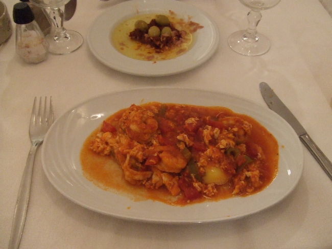 手前の皿にあるのがオジャです。<br /><br />チュニジアで食べた中でここのが一番おいしかったです。<br />チュニジアのビール、セルティアも飲みやすくて美味しかった。