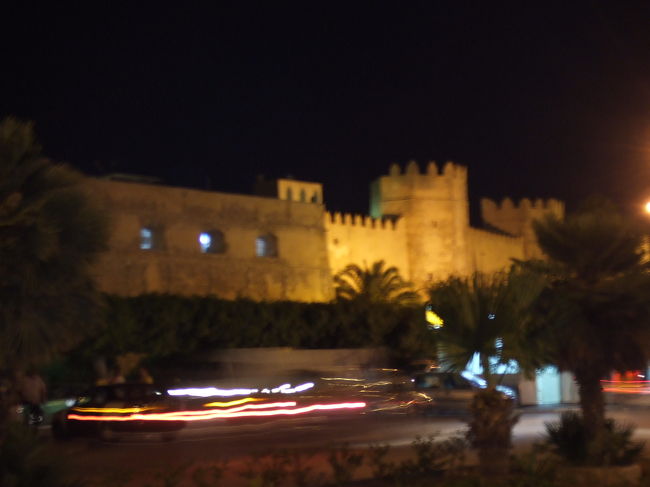 夜のメディナです。<br /><br />明日は、電車でガベスまで行き、<br />ガベスからルアージュでドゥーズに向かいます。