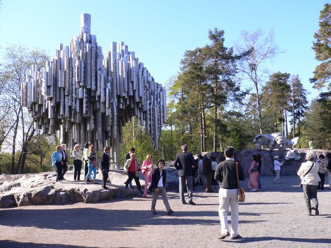 フィンランド・ヘルシンキのシベリウス公園内の1967年にエイラ・ヒルトゥネンに作られたステンレスのパイプの彫刻とシベリウスの肖像のレリーフが有る。<br />