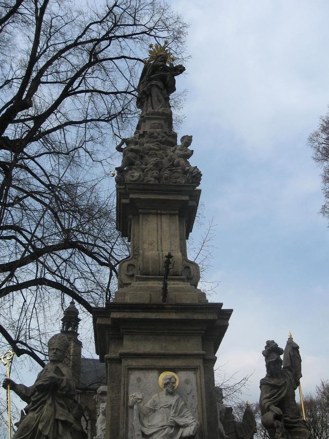 教会のそばに建つ像。<br />墓地教会に着く頃にはまた青空が出てきました。