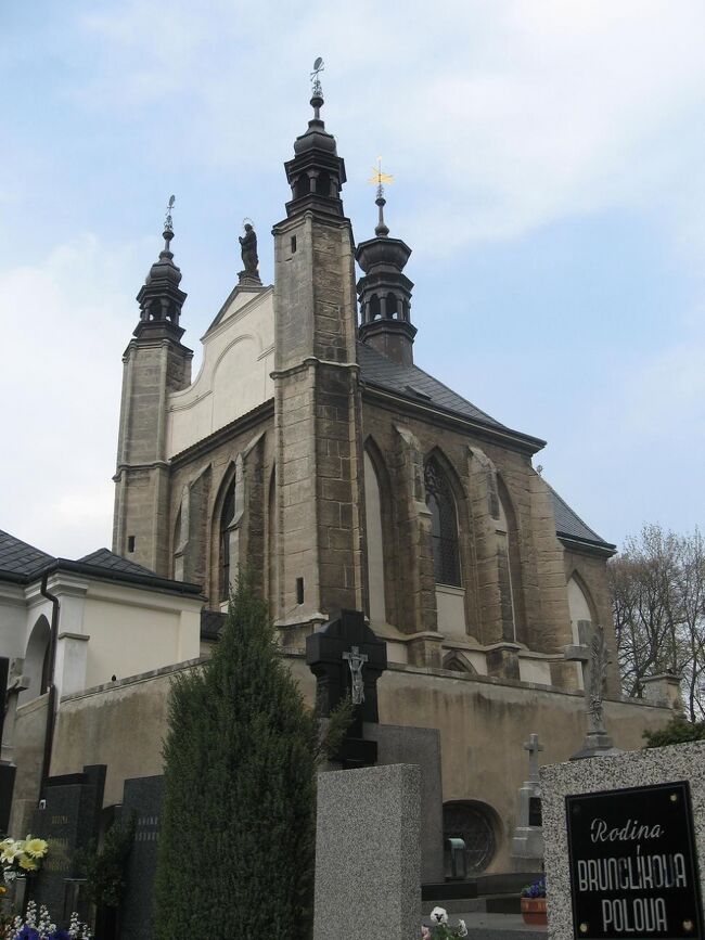 ここは絶対見たかった『墓地教会（コストニツェ納骨礼拝堂）』<br />お墓に囲まれた教会の建物は意外とこぢんまりしています。<br /><br />見学料は『聖母マリア教会』と共通で70ｺﾙﾅでした。<br />ガイドブックに書かれていたカメラ持込料は無くなったようです。<br />（トータル的にはちょっと値上がりしています）