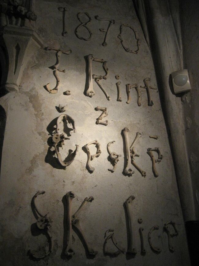 納骨堂をこのような芸術空間に変えたフランティセク･リント氏のサイン。<br />自分のサインまで骨で作ってしまっていますが、自分の骨ではないですね。