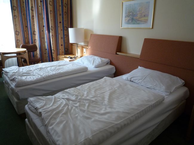 無事ホテル到着。<br /><br />現地時間では夕方ですがまだまだ日は高いです。<br /><br />ホテル内はクーラーはなく、西日がさんさんと入るこの部屋は結構暑く・・・。<br />せっかく、暑い日本を脱出！と思っていのですが、寝苦しい夜を過ごしました（泣）