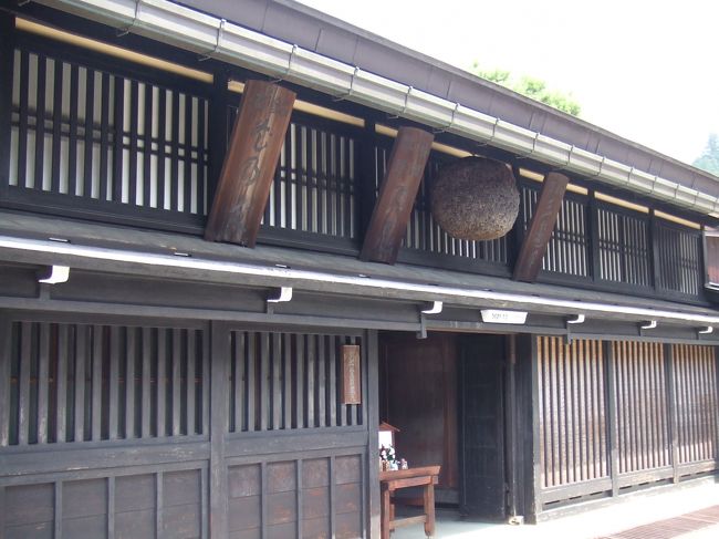 この杉の葉の玉が下がっている所は<br />造り酒屋です。<br /><br />古い町並みの中に何軒も造り酒屋がありました。