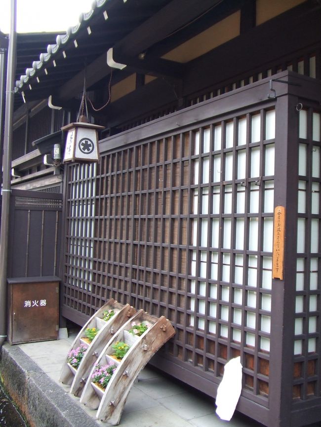 出格子がきれいです。<br /><br />軒下には用水路が流れていて<br />打ち水などに使われています。