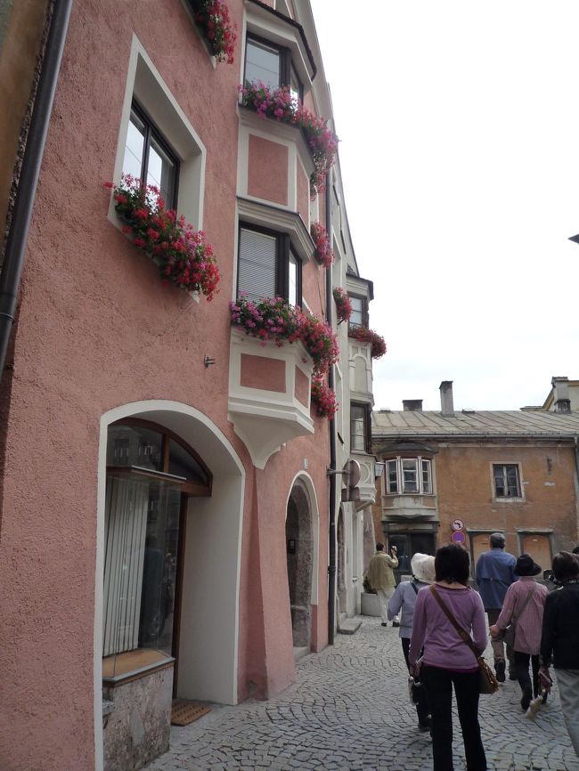 こちらでは珍しい出窓のついた建物です。