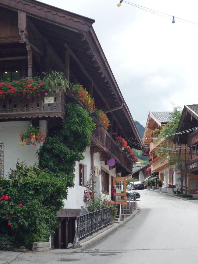 町全体が、チロル風の建物になってます。<br />バルコニーにはキレイな花々が咲いてます。<br /><br />曇っていて、写りが悪いのが残念です。