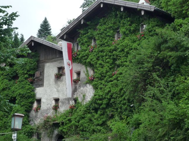 さてさて、アルプバッハの村を堪能し、<br />ラッテンベルクへ。<br /><br />イン川沿いにあるガラス細工が盛んな町でです。<br />昔は銀山で栄えたそうですが、採掘できなくなったとたん貧困財政に・・・。<br />お金がなかったため町の修復や建て直しができなかったため、<br />今に当時の街並みを残ったそうです。<br /><br />