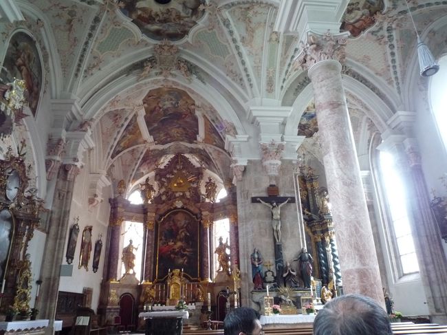 ピンクの大理石でふんだんに使用した教区教会