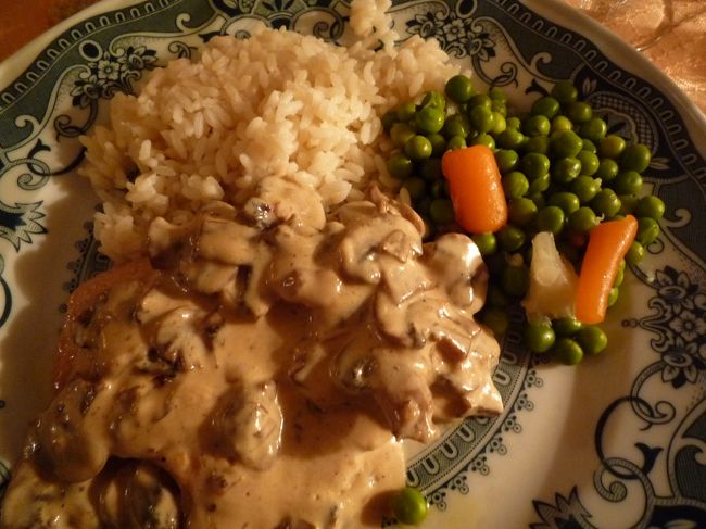 七面鳥のグリルのマッシュルームクリームソース<br />ポテトにベジタブル