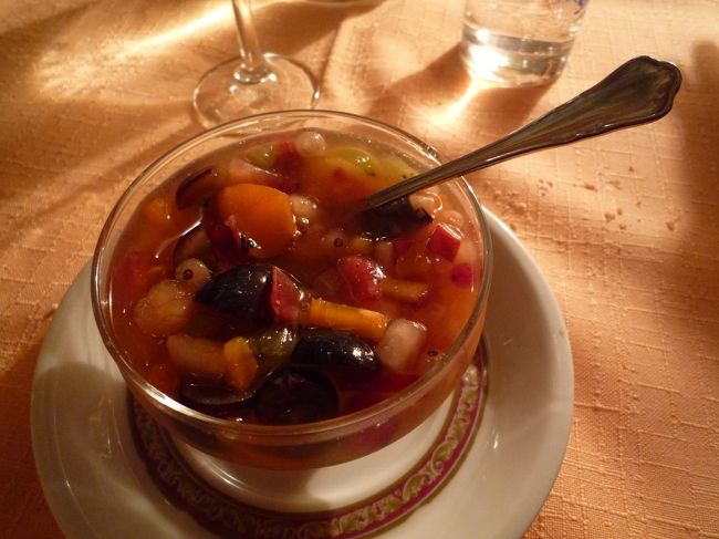 フルーツカクテル<br />食後は駐車場までぶらぶらお土産を物色。<br /><br />スワロフスキーを使用したイヤリングを購入♪<br />母は小さいデキャンタほしかったようですが、<br />イマイチ見つからず・・・。<br /><br /><br />その後は一路ザルツブルクへ