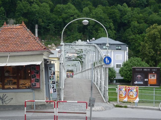 さてさて、ザルツブルク到着です！<br /><br />サウンドオブミュージックに登場した、モーツァルト小橋付近でバスを下車。<br />今夜のディナーはホテルではなく外食です。<br /><br />旧市街地を歩いて、シュテーゲルケラーへ<br />このお店は、ザルツブルク最大のビールメーカー運営してるそうです。<br /><br />ということで、皆さんビール（最初の一杯はサービス）で乾杯♪<br /><br />えっと、この日のメニューは大皿盛りのスペアリブでして、<br />あれよあれよと食べ始めてしまったので<br />デジカメに残ってません（＾＾；<br />スペアリブのほかはパンにピクルス、ミックスサラダが出ました。<br /><br />スペアリブは美味しかったのですが、<br />なにせあまり肉が付いておらず、<br />食べずらかったです。<br />