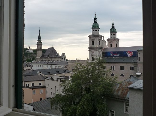 食事もあとはデザートのみで、<br />やっとデジカメを手に。<br /><br />店の窓から町の風景を撮ってみました。