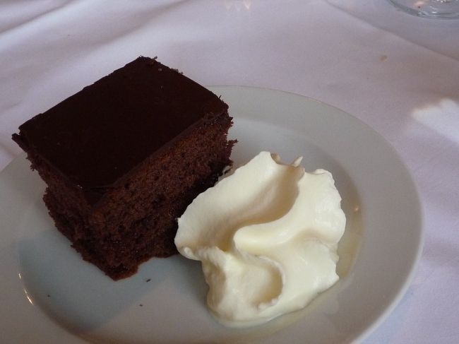 デザートはザッハ風（←これがポイント）<br />チョコレートケーキ。<br /><br />わたくし、チョコレートが食べず嫌いでして、<br />残しました<br />ごめんなさい＜(_ _)＞<br /><br /><br />その後、バスでホテルへ。<br /><br />今日から2連泊ずつ。<br /><br />やっと、のんびり宿泊できます♪