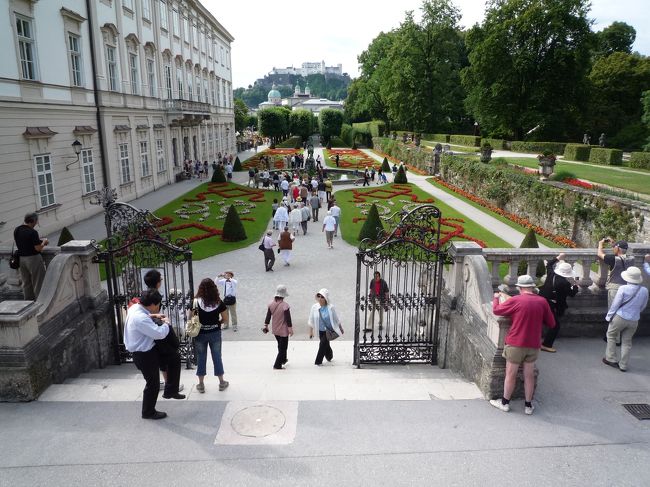 これが有名なサウンドオブミュージックの舞台になった<br />ドレミの階段（べつに、そういう名前ではございません）<br />