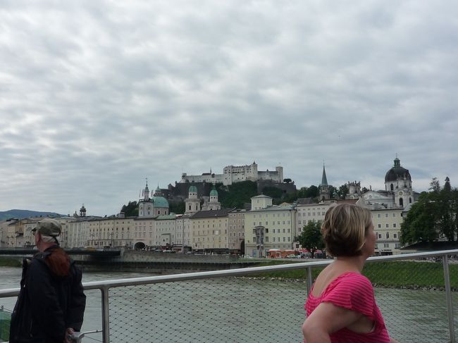 ミラベル庭園を離れ、旧市街地へ。<br /><br />目の前に見えるはホーエンザルツブルク城塞