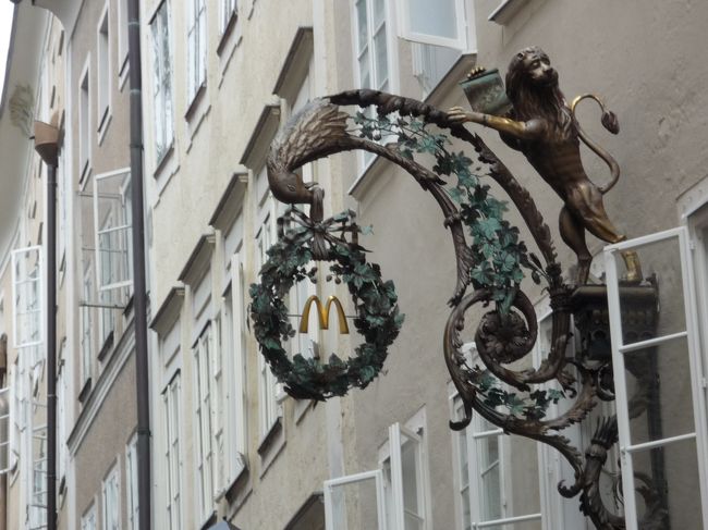 ゲイトラカッセ（通りの名前）に入り、<br />まずは定番マックの看板