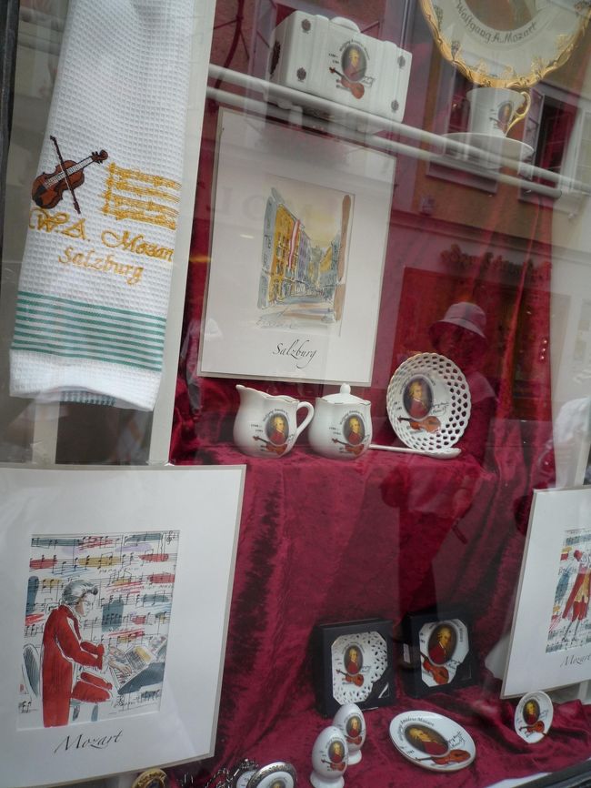 ショウウィンドウに<br />モーツァルトグッズが飾られています。