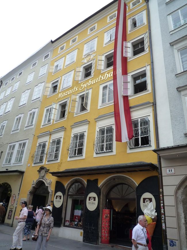 モーツァルトの生家です。<br /><br />この中を見学しました。<br />17歳まで住んでいたそうです。<br />