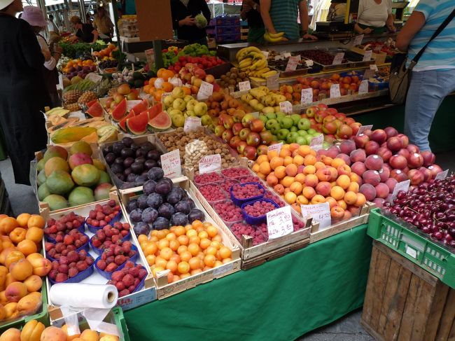大学広場にでて、<br />市場を通って行きます。<br />美味しそうな果物がいっぱい(＠￣¬￣＠)ジュルリ♪ 