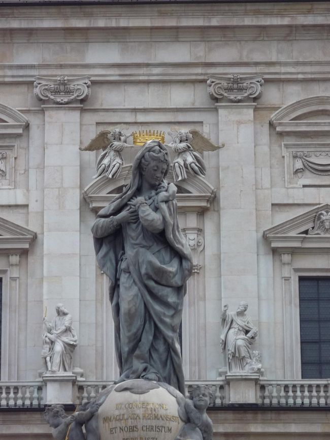 ある、距離を保つと像と後ろの黄金の冠が重なる仕掛けになってます。