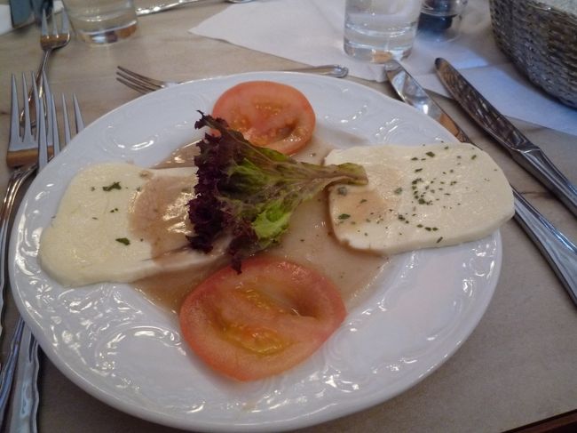 ぐるっと、旧市街地をみてランチです。<br />まずはトマトとモツァレラのサラダ