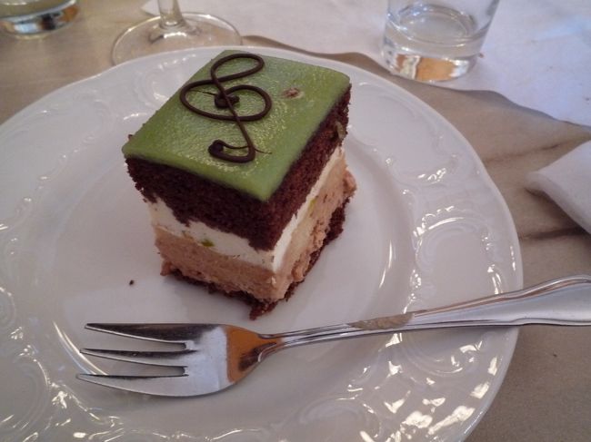 モーツァルトシュニッテ<br />♪の飾りが可愛い。<br />チョコ使用なので、こちらは食べませんでした（＾＾；