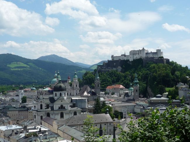 ぶらぶらゲイトラカッセを歩きつつ、<br />メンヒスベルクへ。<br />近代的なエレベーターに乗って丘の上に行きます。<br /><br />←は丘から旧市街地と城塞<br /><br />眺めが最高に良かったです♪<br />そして、日陰に入ると風が通り抜けて気持ち良いです。<br /><br />ここの丘にある素敵なカフェＭ32で一服。<br />(￣。￣)ボ〜〜〜〜ッとするには最高ですo(≧∇≦o)<br /><br /><br /><br />