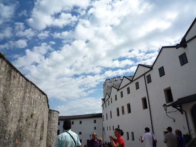 城塞の中庭（？）のベンチで一休み<br />