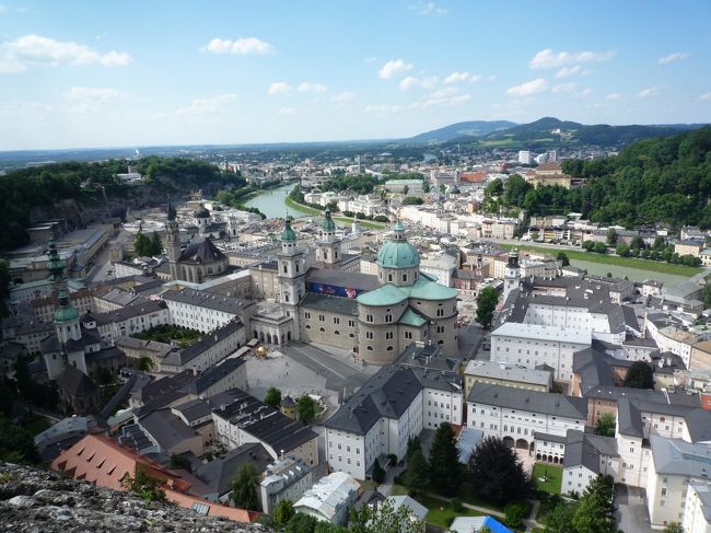 遠くに、先ほどのメンヒスベルクの丘が望めます