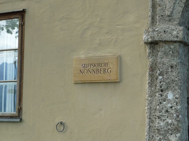 上りはケーブルカーに乗りましたが、<br />帰りは歩いて下りました。<br /><br />下る途中にサウンドオブミュージックの主人公マリアが入っていた修道院<br />ノンベルク修道院に行けます。