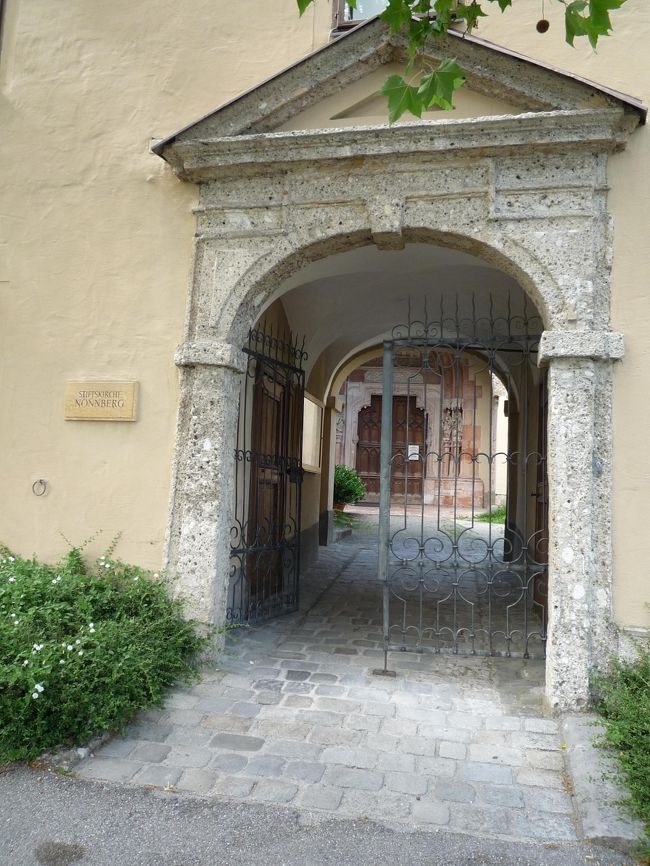 これが修道院の入り口です。<br />たぶんこの入口が映画に使われたのかな？<br />