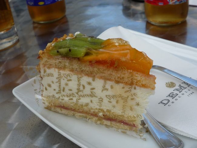 フルーツが乗ったケーキを注文♪<br />以外にあっさりで美味しかったです。