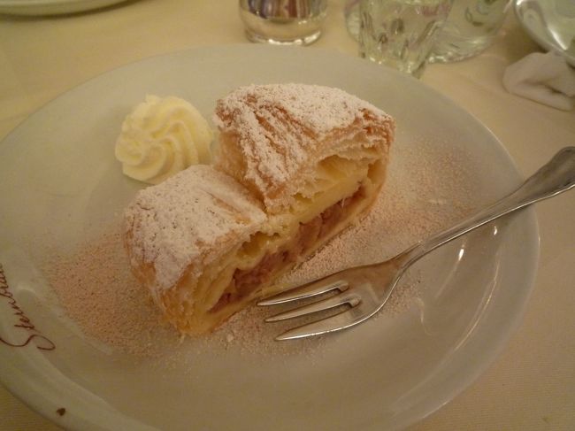 デザートはアップルシュトルーデル<br /><br />今回のは生地がパイっぽい感じでした。<br />好みとしては前食べた方が好き。