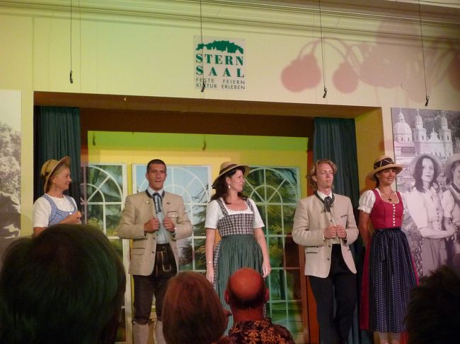 ディナー後はショーの始まりです。<br /><br />まずは、フィルムで本物のトラップ一家についての映像が出てきました。<br />生前のマリアさん本人の映像もありました。<br />まあ、基本英語なので正直内容は良くわかりません（＾＾；<br /><br />フィルムがかれこれ20分くらいあったでしょうか？<br />（ちょっと長いなーと感じました）<br /><br />いよいよ、ショーの始まりです。<br /><br />まずはサウンドオブミュージックのナンバー<br /><br />続いて、モーツァルトの曲（オペレッタあり）<br />そして、オーストリア民謡を交互におりまぜた<br />楽しいショーでした。