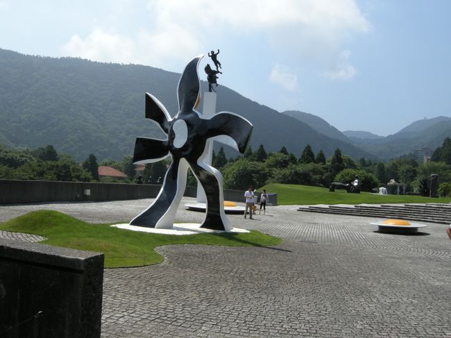 彫刻の森の中には色んなオブジェがあります。<br />ちょっと意味不明なものまで…（笑）