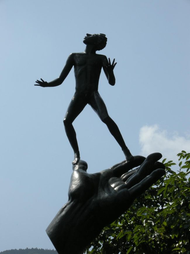 何をイメージしたのか誰が作ったのか全くわかりません！<br />でも、ここにあるんだから凄いものだと思う。多分ね。