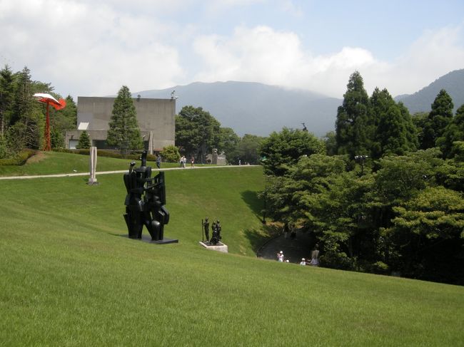 とにかく彫刻の森は広いんです！<br />遠足で来た時のイメージなんてほぼ残ってないけど<br />大人と子供の感じ方は違うんだろうなぁ。<br />今はピカソ館（一番奥）まで行くのにも面倒だって思ってしまうけど、小学生の自分だったらきっと、物凄く楽しかったんだろうな。<br />よくわかんないけど。