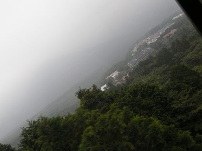 ケーブルカーの中から見た風景。<br />なんとな〜く曇ってるんですけど…<br />確か地元のほうは雨の予報がついてたんだっけ。<br />大丈夫かな〜？山の天気は変わりやすいしな〜。<br />でも、傘あるし！みたいに思ってたとき。