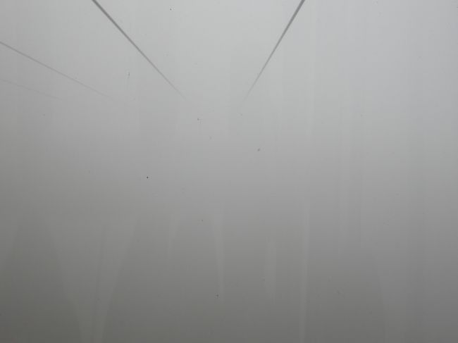 どんどん進んでいくにつれて、前が見えなくなってきた。<br />霧なのか？雲なのか？よくわかんないけど…<br />さすがに下が見える恐怖より吸い込まれそうな恐怖の方が怖かったな〜。