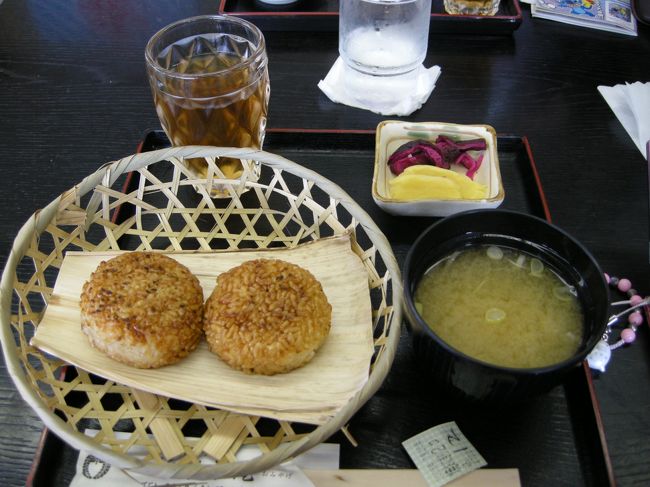 大涌谷に無事着いてとりあえず腹ごしらえ！<br />５００円の焼きおにぎり☆<br />ここ最近、夏バテで食べてなかったから久々の米！！