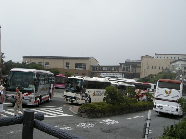 大涌谷にはたくさんの大型バスが来てました。<br />中には中国っぽいバスも。いや、間違いなく中国。<br />中国人の方々、たくさんいました。