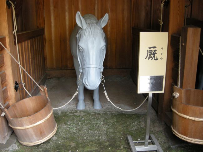関所内にはこうしたプラスチックで作られたような人形がたくさん。<br />なるほどね〜◎なんて思いながら見学。