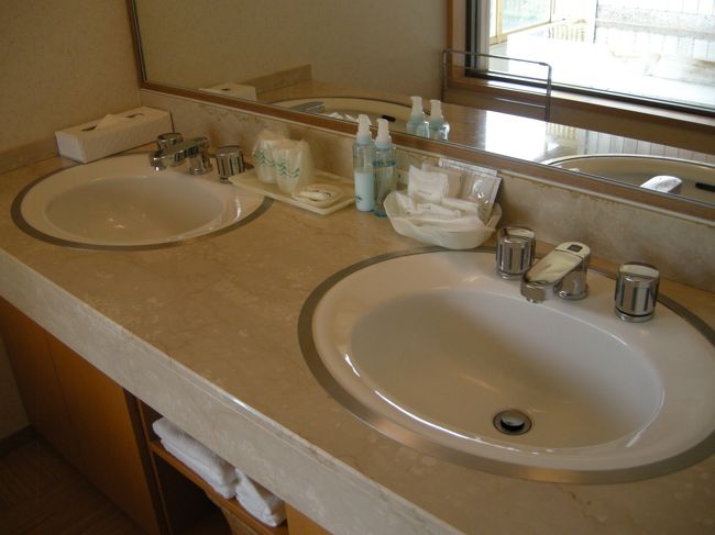 洗面所はなんと２つ！<br />ありがたいよね〜。かわりばんこしなくていいんだよ。<br />広いしきれいだし、鏡大きいし（＾皿＾）￥