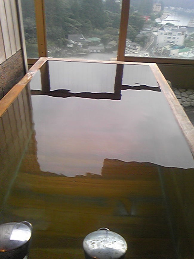 これが部屋に付いてた露天風呂〜♪<br />ほとんど、窓からの風景と同じ景色が堪能できます。<br />下から見えないかちょっと心配だったけど（笑）<br />多分、入ってたら見えてるんだろうな〜とか思いつつ、隠しつつ、でも堪能しつつって感じでした。